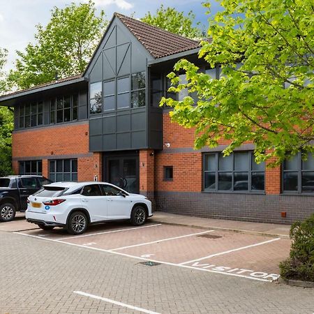 Homely - Watford Premier Apartments Екстериор снимка