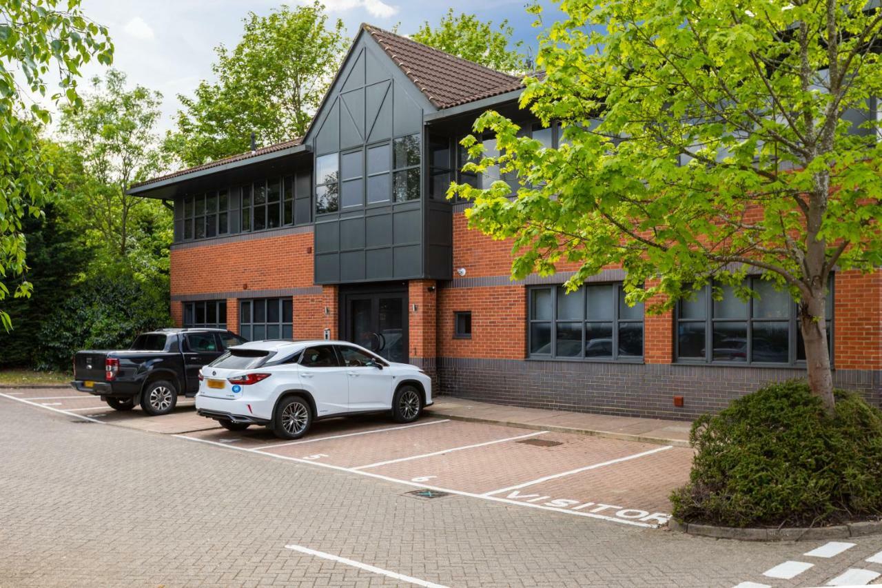 Homely - Watford Premier Apartments Екстериор снимка